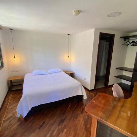 Campus Residencias Bed & Breakfast Quito Exterior photo